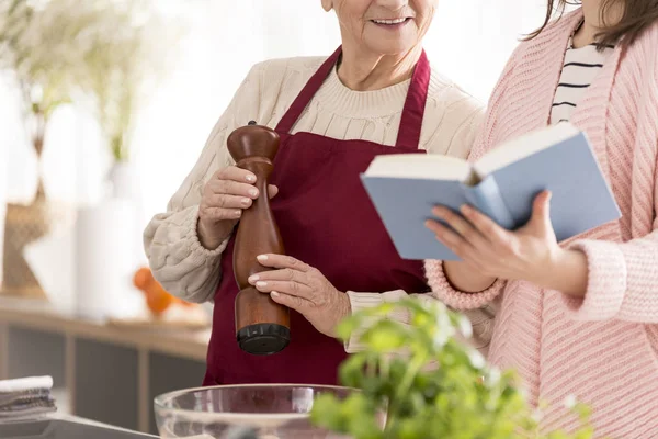 Бабушка и внучка читают книгу рецептов — стоковое фото