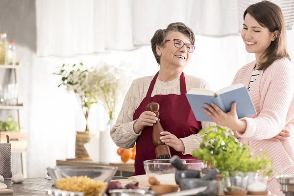 Felice nonna cucina — Foto Stock