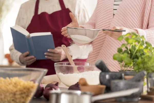 Mulheres cozinhando juntas — Fotografia de Stock