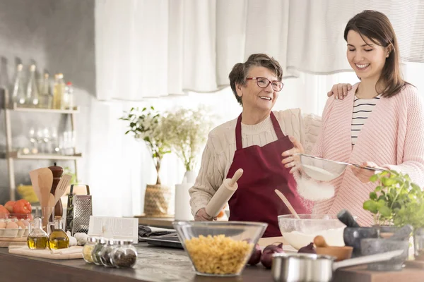 Grand-mère et petite-fille faire un gâteau — Photo