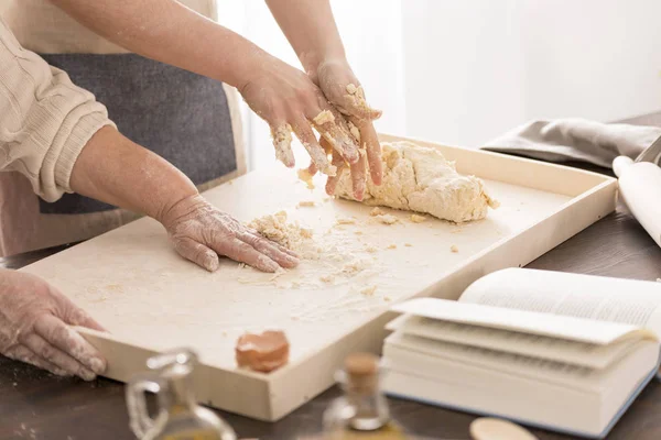 Женщины готовят тесто на кондитерской доске — стоковое фото