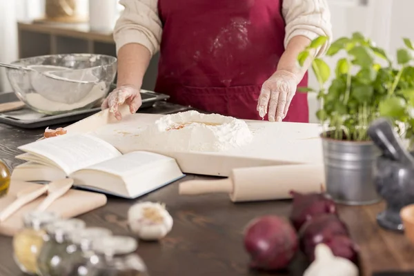 Donna che prepara un impasto — Foto Stock