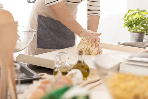 Woman kneading the dough — Stock Photo, Image