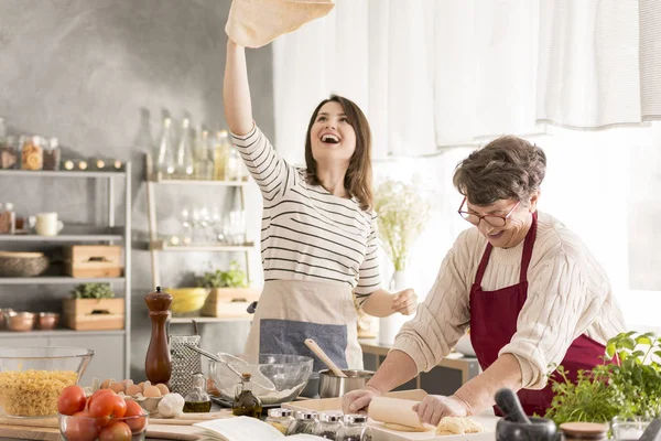 Nagymama és unokája, így pizza — Stock Fotó