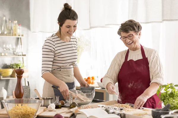 Mormor och barnbarn förbereder middag — Stockfoto