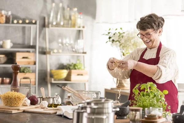 Sénior mulher cozinhar — Fotografia de Stock