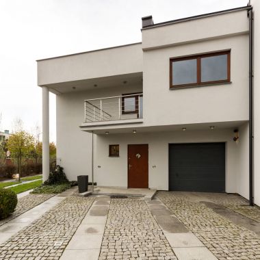 Arnavut kaldırımlı driveway ile modern müstakil ev