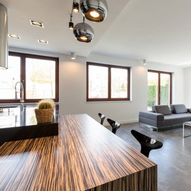 İskandinav tarzı açık yemek odasında 