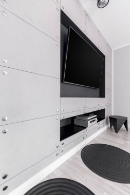 Duvarda büyük televizyon