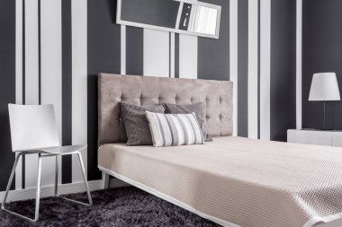 Yatak odasında rahat bir yatak