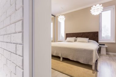 İle ahşap yatak başı yatak