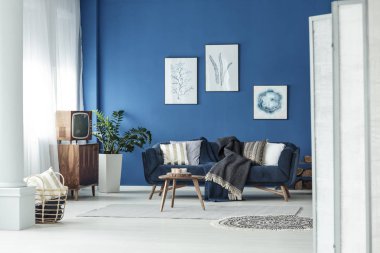 Geniş oturma odası.