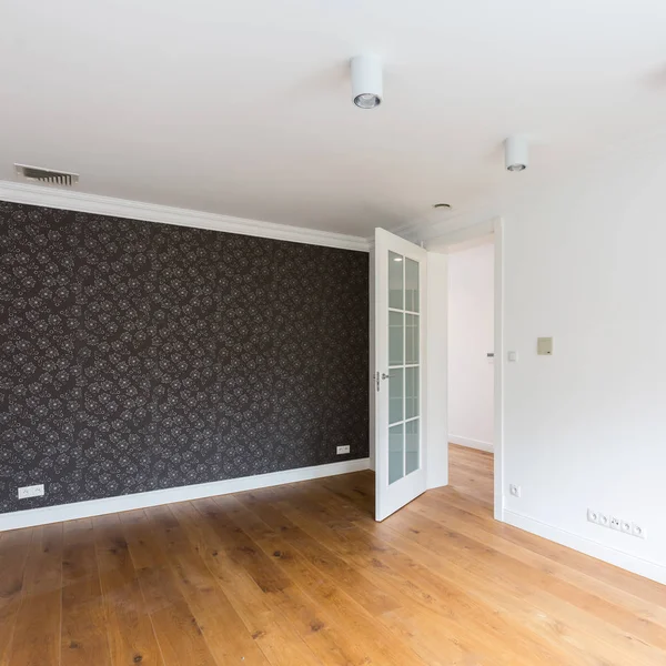 Tomma rum med dekorativa tapet — Stockfoto