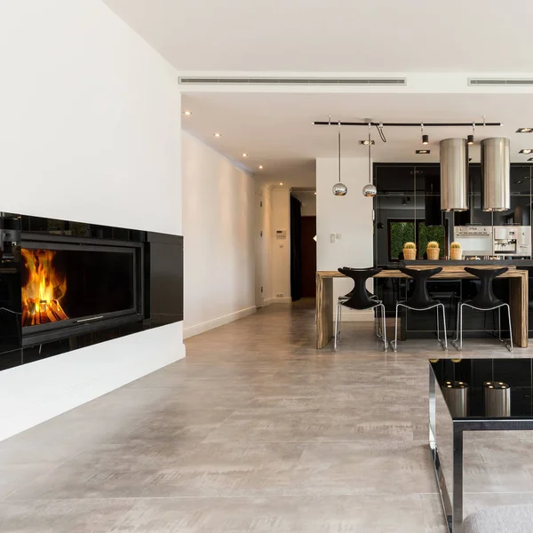 Intérieur spacieux avec cheminée et cuisine ouverte — Photo