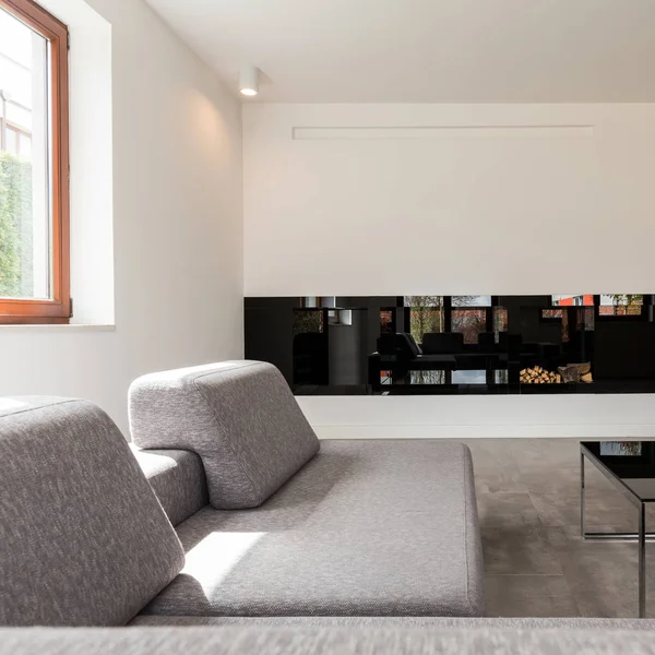 Minimalistický obývací pokoj s krbem — Stock fotografie
