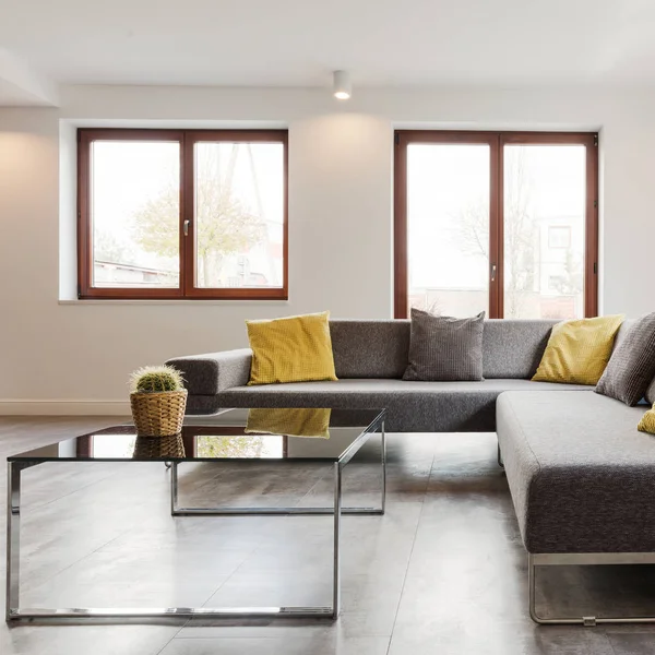 Modernes Sofa und Glastisch — Stockfoto