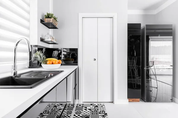 Witte keuken met toevoegingen — Stockfoto