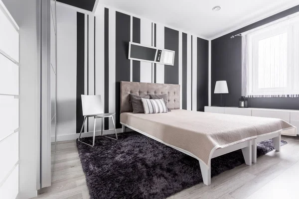 Witte en zwarte slaapkamer — Stockfoto