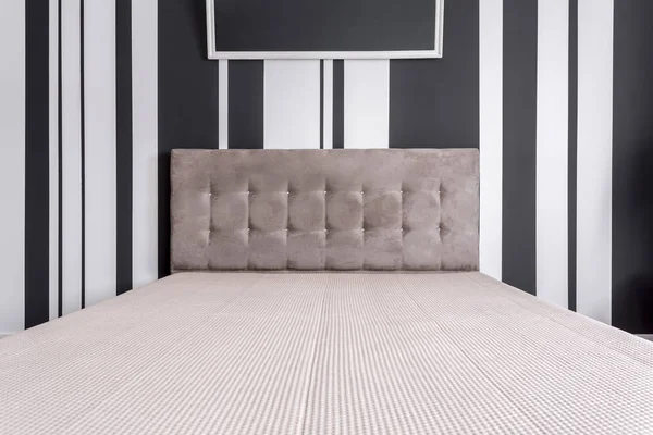 Vita och grå säng — Stockfoto