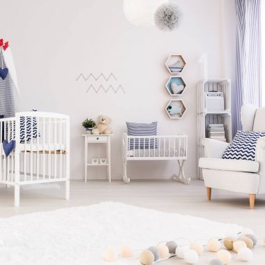 Basit beyaz mobilya bebek odası