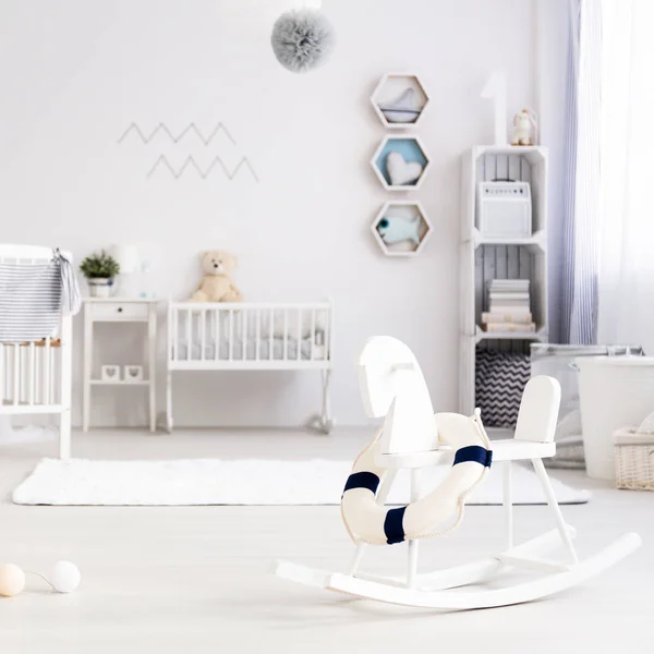 Leichtes Babyzimmer mit Schaukelpferd — Stockfoto