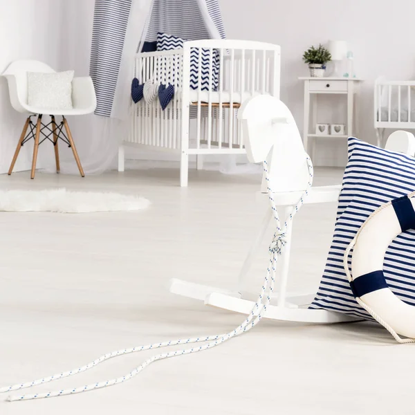 Habitación minimalista para bebés con acentos navales —  Fotos de Stock