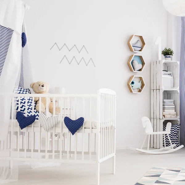 Witte babyruimte met speelgoed — Stockfoto