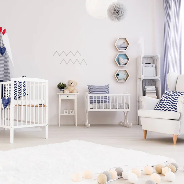 Baby kamer met eenvoudige witte meubels — Stockfoto