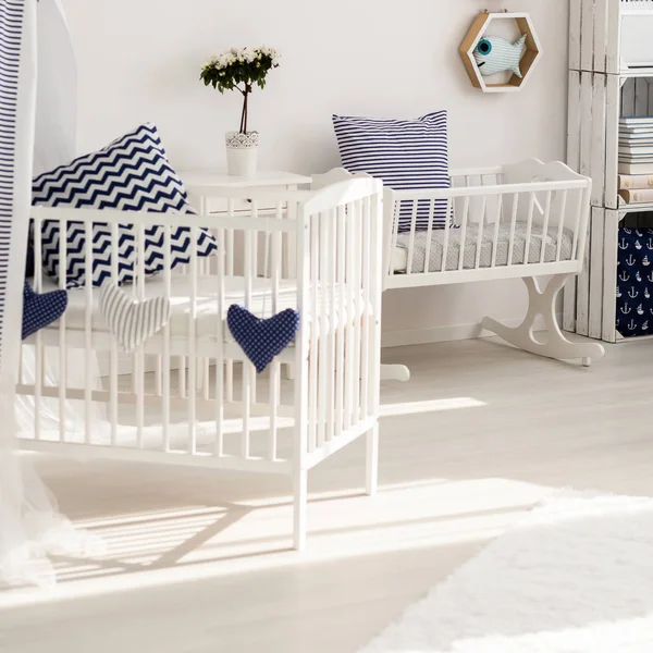 Quarto infantil branco com decorações marinhas — Fotografia de Stock