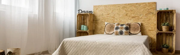 Мінімалістична спальня з саморобними стелажами — стокове фото
