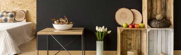 Einfaches Interieur mit handgemachten Möbeln — Stockfoto