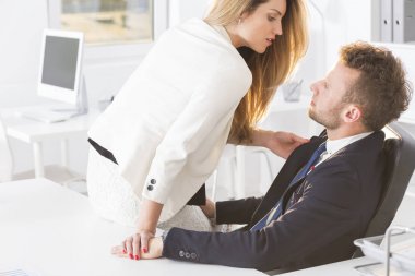 Kışkırtıcı iş yerindeki adam üzerine eğilerek Sekreter