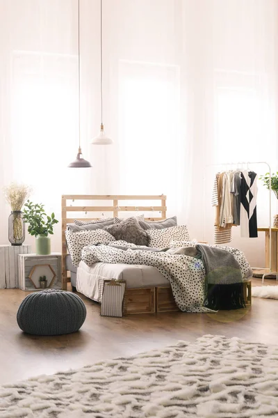 Geräumiges Schlafzimmer mit Teppich — Stockfoto