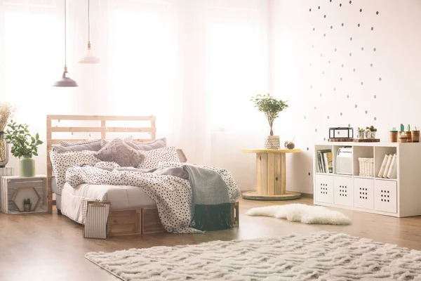 Спальня с точками на стене — стоковое фото