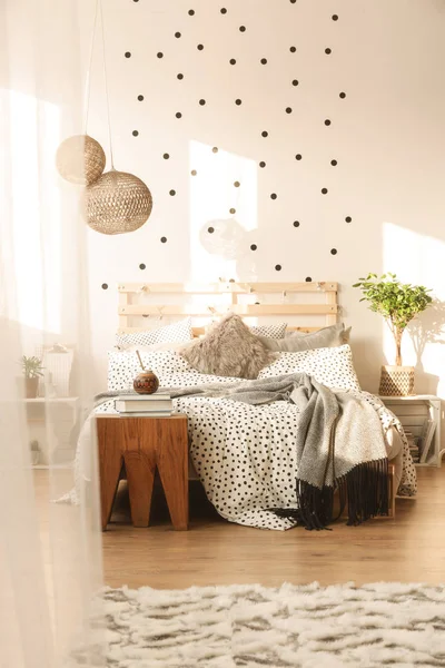 Cama en dormitorio de moda — Foto de Stock