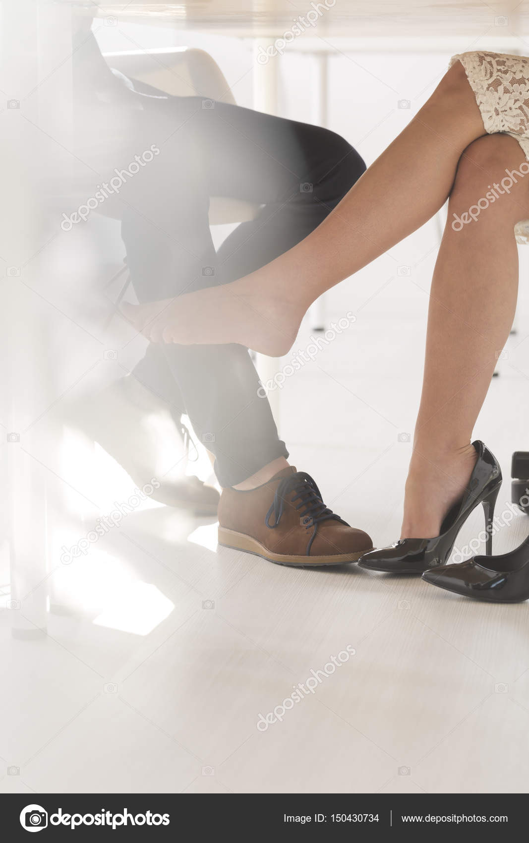 挑発的に触れる女性マン脚 — ストック写真 © photographee.eu 150430734