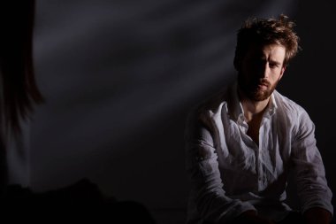 Depresif adam tek başına oturmak