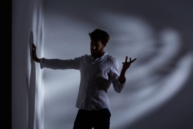 Şizofren adam gesticulating