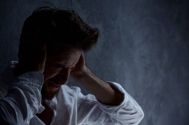 Adam baş ağrısından muzdarip