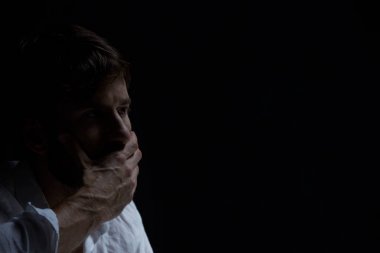 Depresif adam ağzını kapsayan