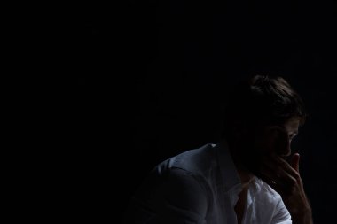 Bunalımlı üzgün adam