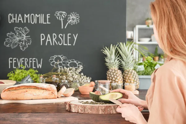 Chica y desayuno saludable — Foto de Stock