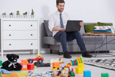 dizüstü bilgisayar kullanan baba