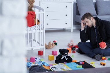 Bir katta oturan baba