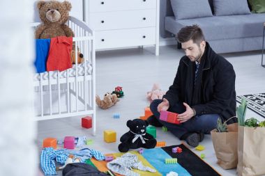 Kreş bir katta oturan adam