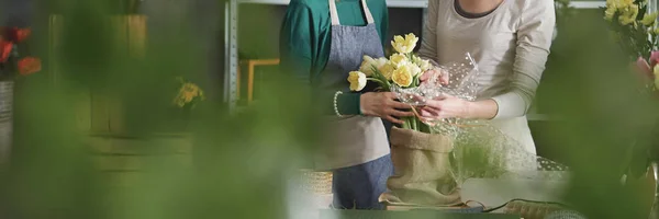 Florister att arrangera blommor — Stockfoto