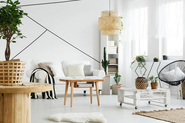 Muebles de madera y blanco — Foto de Stock