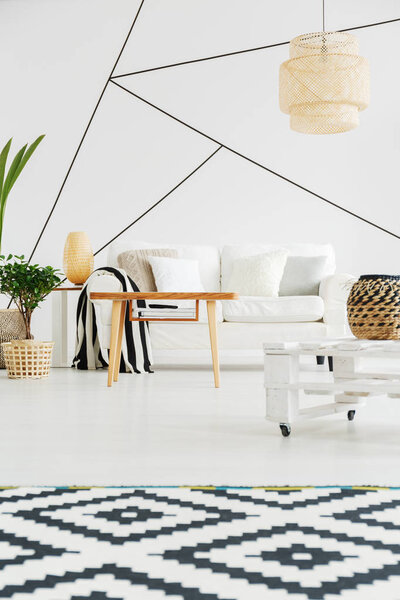 Геометрические фигуры на стене
