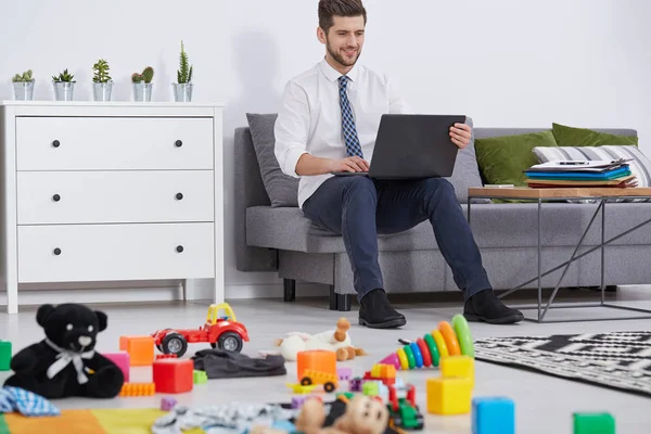 Vader met behulp van laptop — Stockfoto