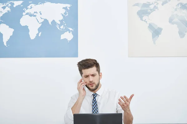 Homem a falar ao telefone — Fotografia de Stock